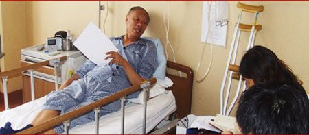 王小谟在病床上仍坚持工作